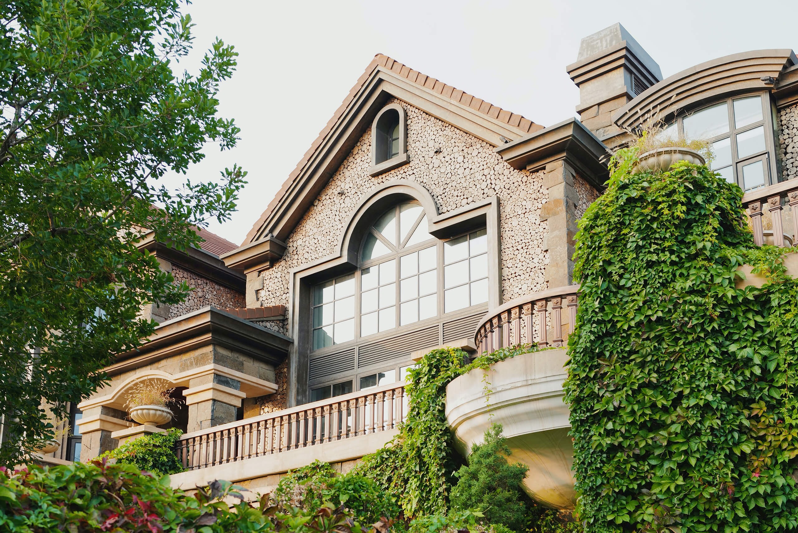 Have You Ever Rented a Luxury Mansion for Your Family Vacation? Maybe You Should.
